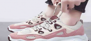 25 Desain Sepatu Sneakers Wanita yang Menarik